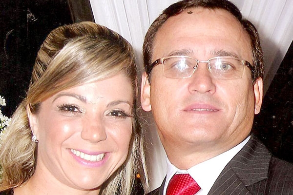 Quem recebe hoje nosso abraço especial é a minha filha Cláudia Sanches Rodrigues de Rezende (na foto com o marido Joaquim Rezende Netto), que amanhã estará aniversariando. Ela é mamãe dos meus netos João Gabriel e Luís Felipe. Beijão de todos nós.